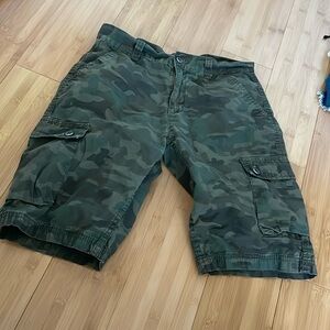 Levi’s cargo shorts camo print